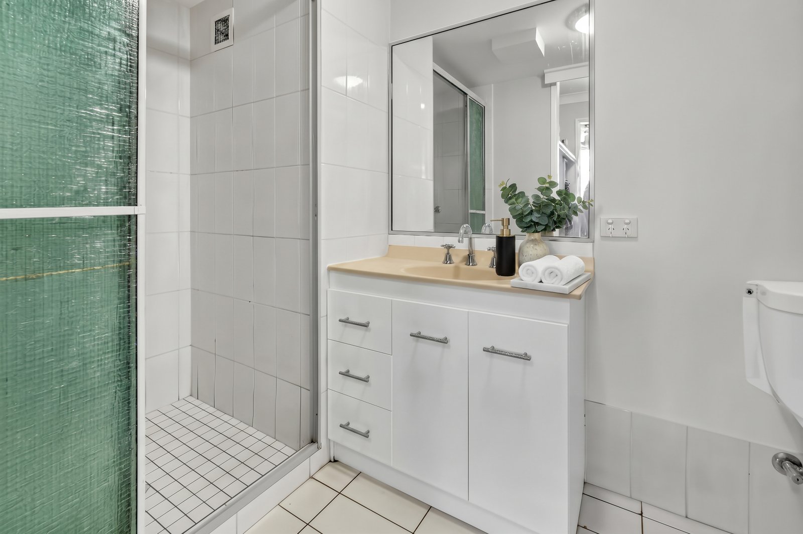 9/16-20 Stanhill Drive CHEVRON ISLAND 7