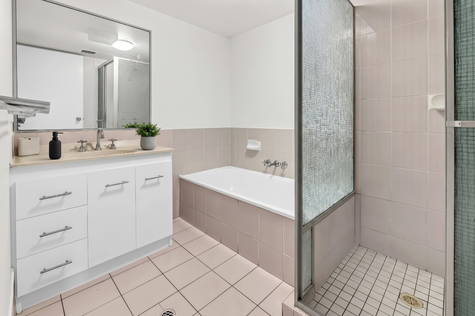 9/16-20 Stanhill Drive CHEVRON ISLAND 9