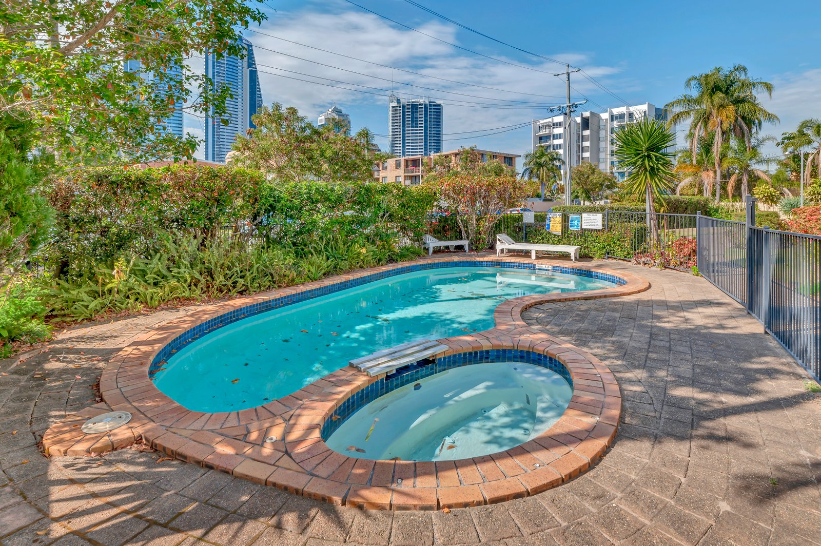 9/16-20 Stanhill Drive CHEVRON ISLAND 10