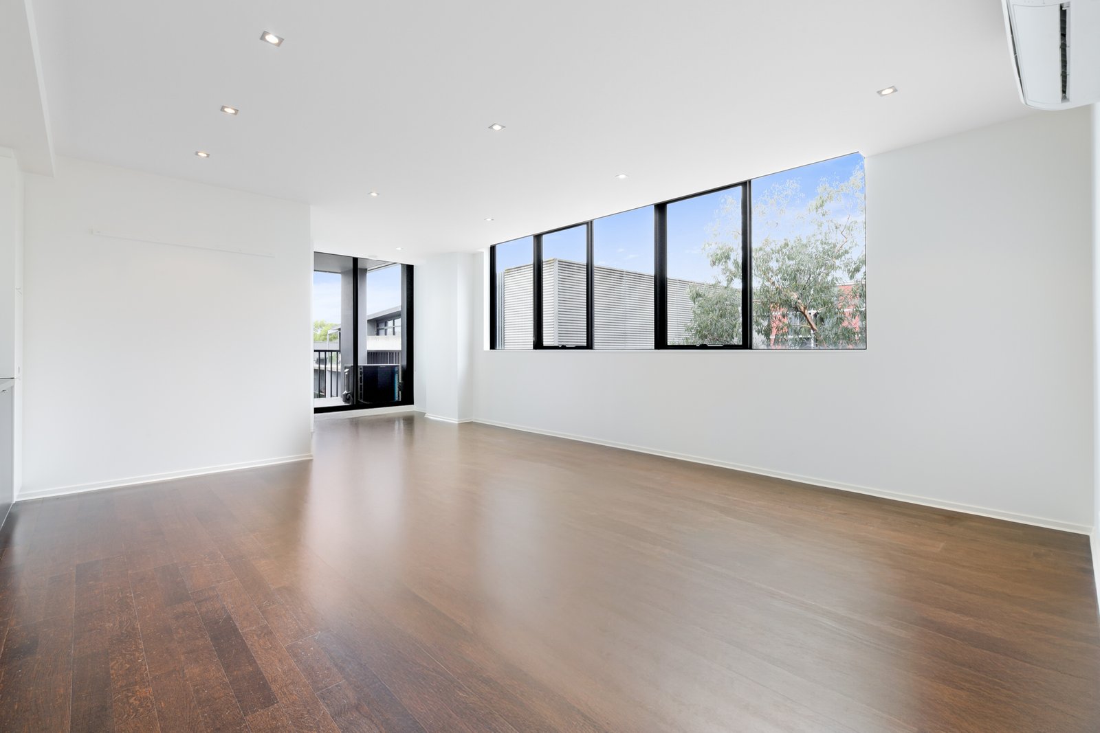 Gallery: 91/73 River Street