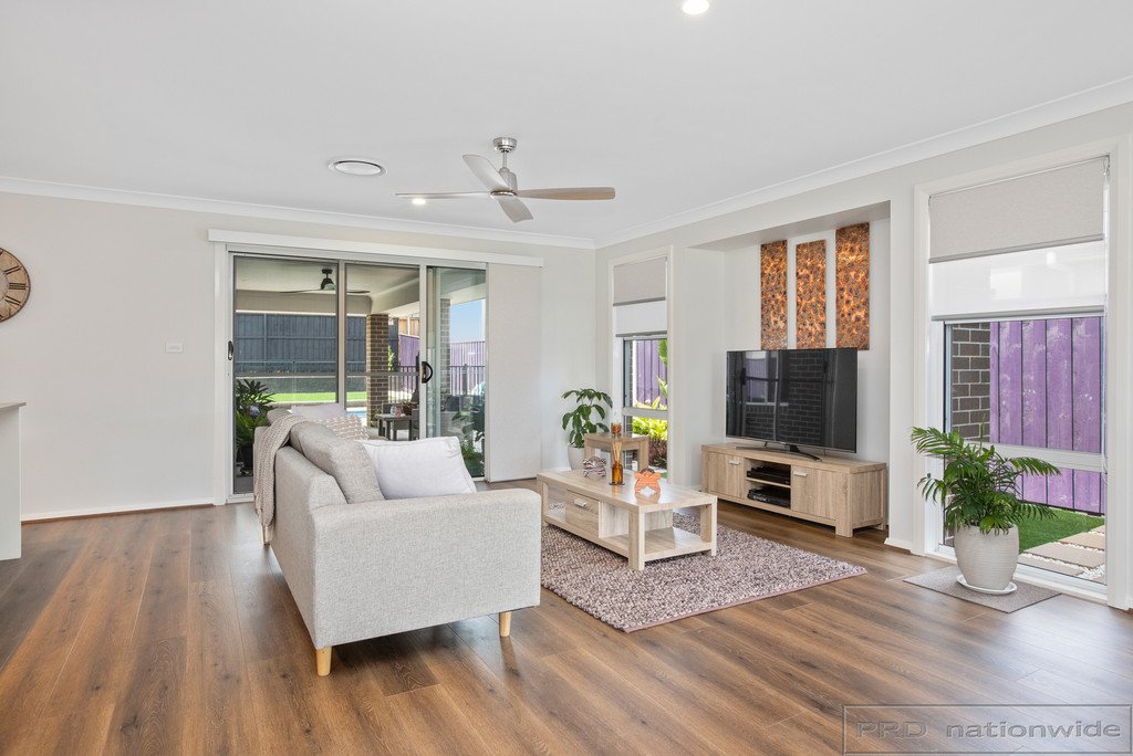 92 Emperor Parade CHISHOLM 7