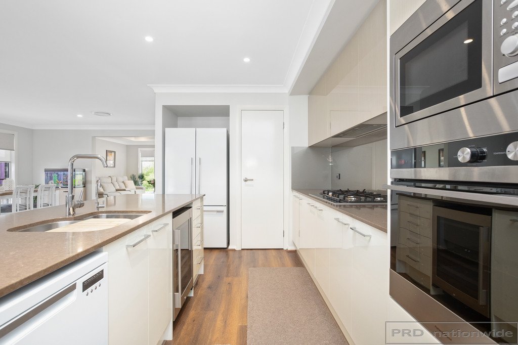 92 Emperor Parade CHISHOLM 10