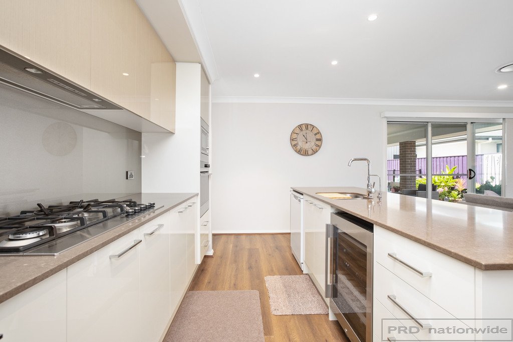 92 Emperor Parade CHISHOLM 12