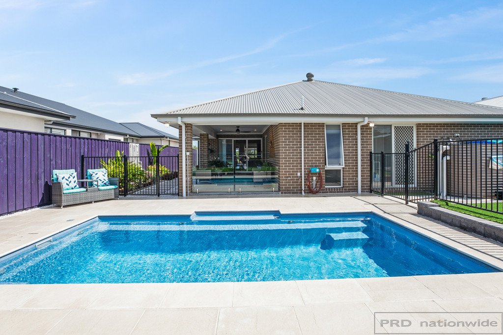 92 Emperor Parade CHISHOLM 18