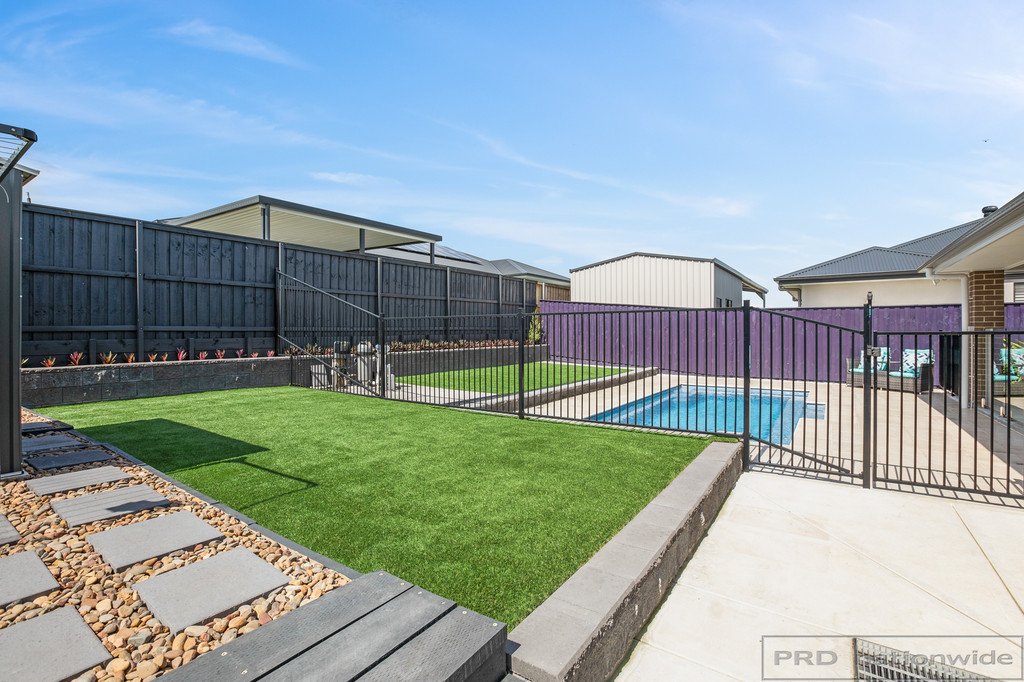 92 Emperor Parade CHISHOLM 20
