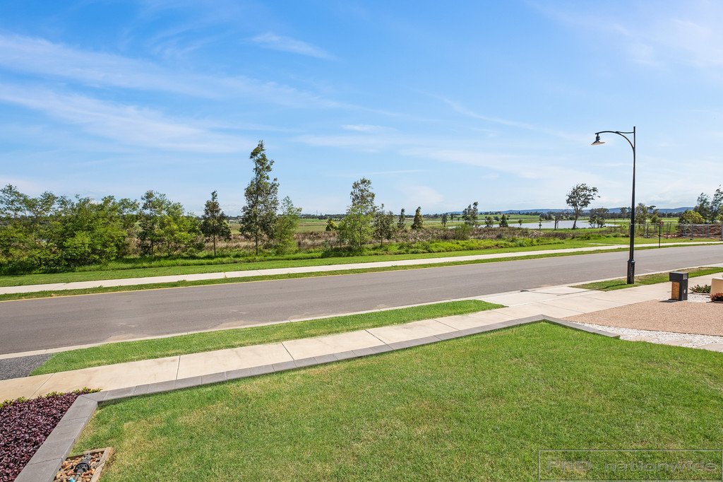 92 Emperor Parade CHISHOLM 26