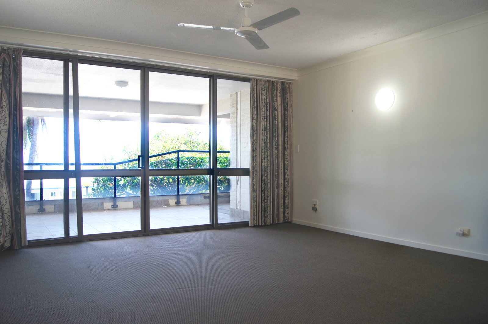 9/2 Eshelby Drive CANNONVALE 8