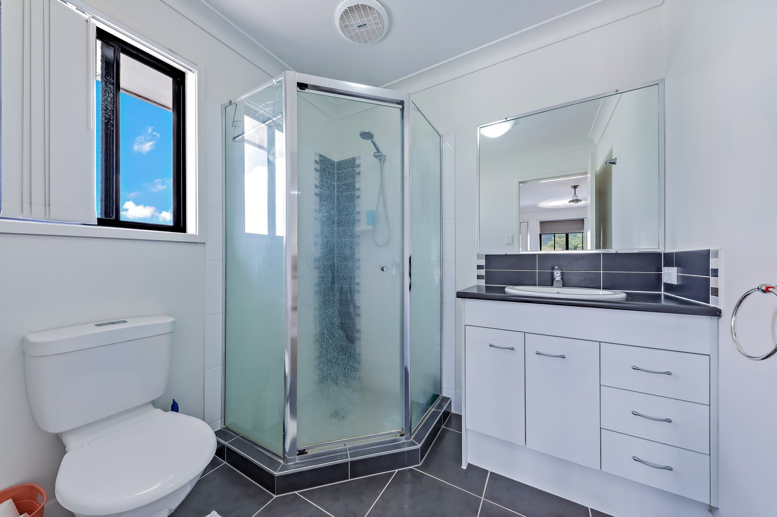 92 Fairweather Road CANNONVALE 10