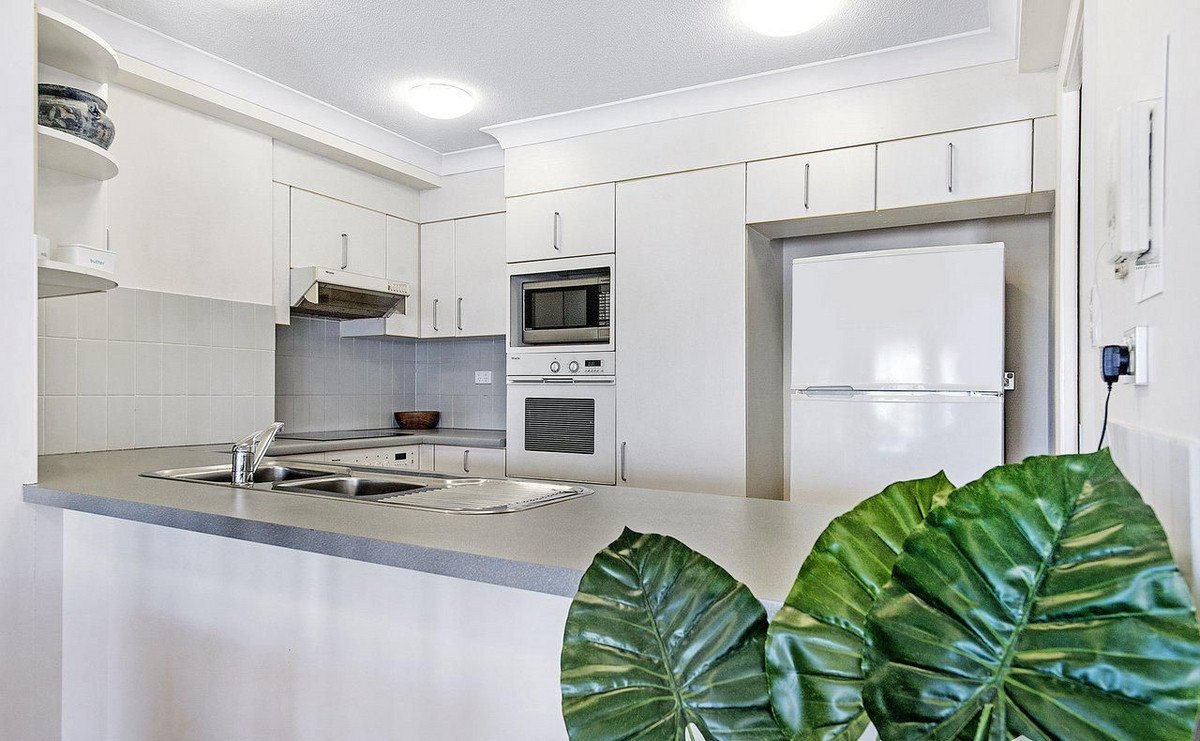 92/15 Victoria Avenue Broadbeach 2