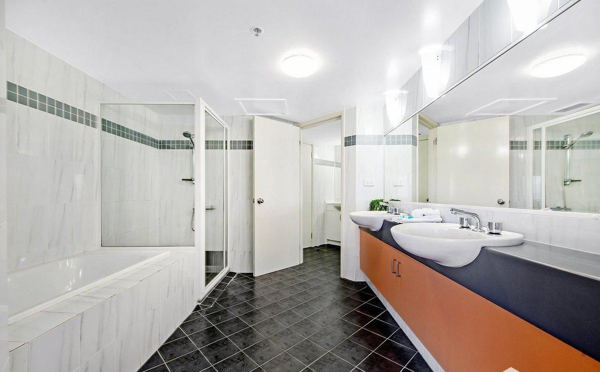 92/15 Victoria Avenue Broadbeach 4