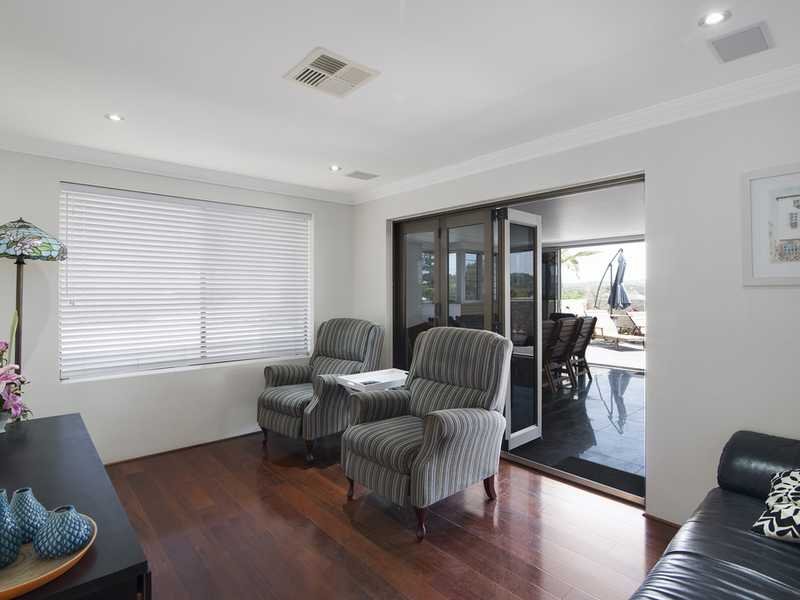 9/271 Golden Four Drive BILINGA 15