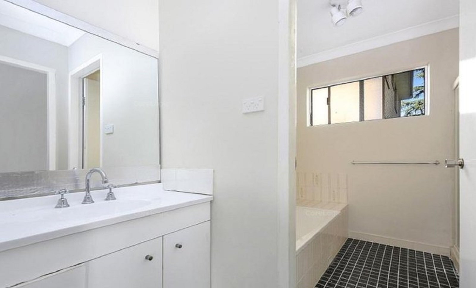 9/28-32 Railway Crescent JANNALI 5