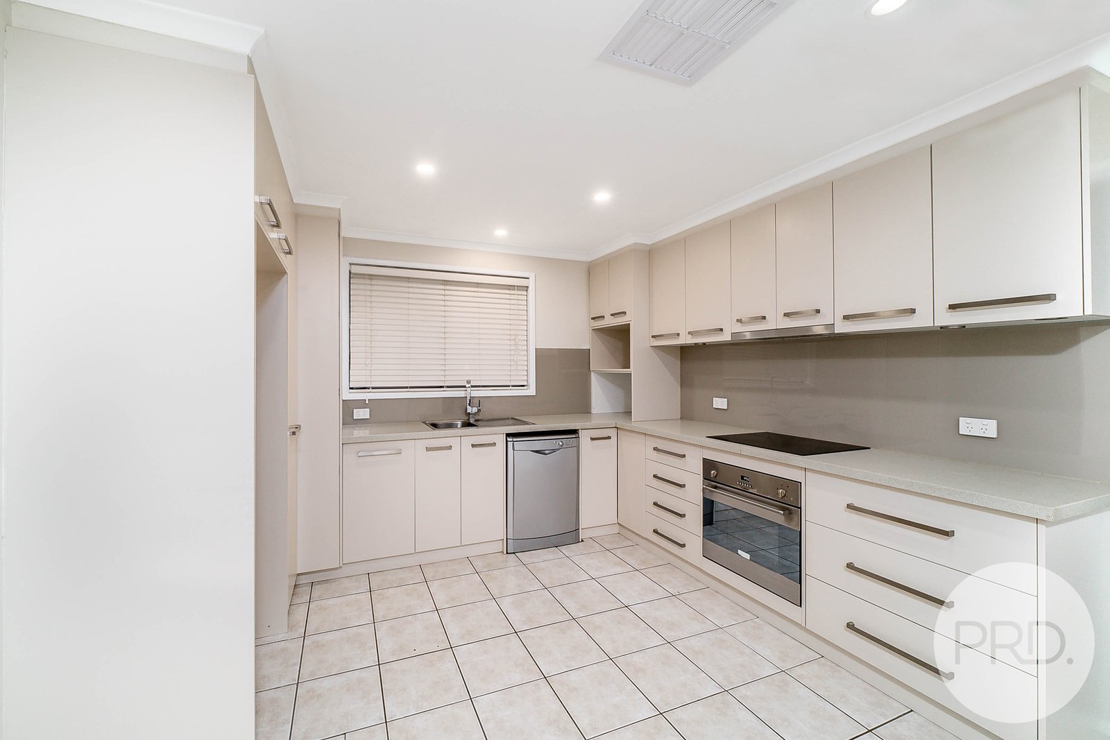 93 Undurra Drive GLENFIELD PARK 3
