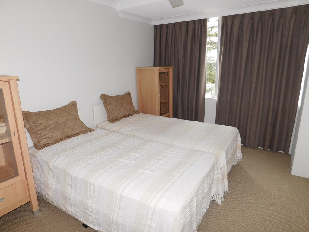 9/30 The Esplanade BURLEIGH HEADS 3