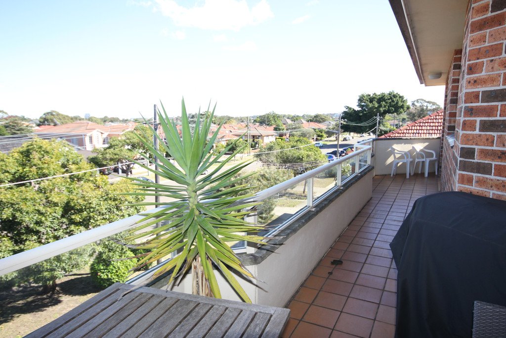 9/32 Solander Street MONTEREY 4