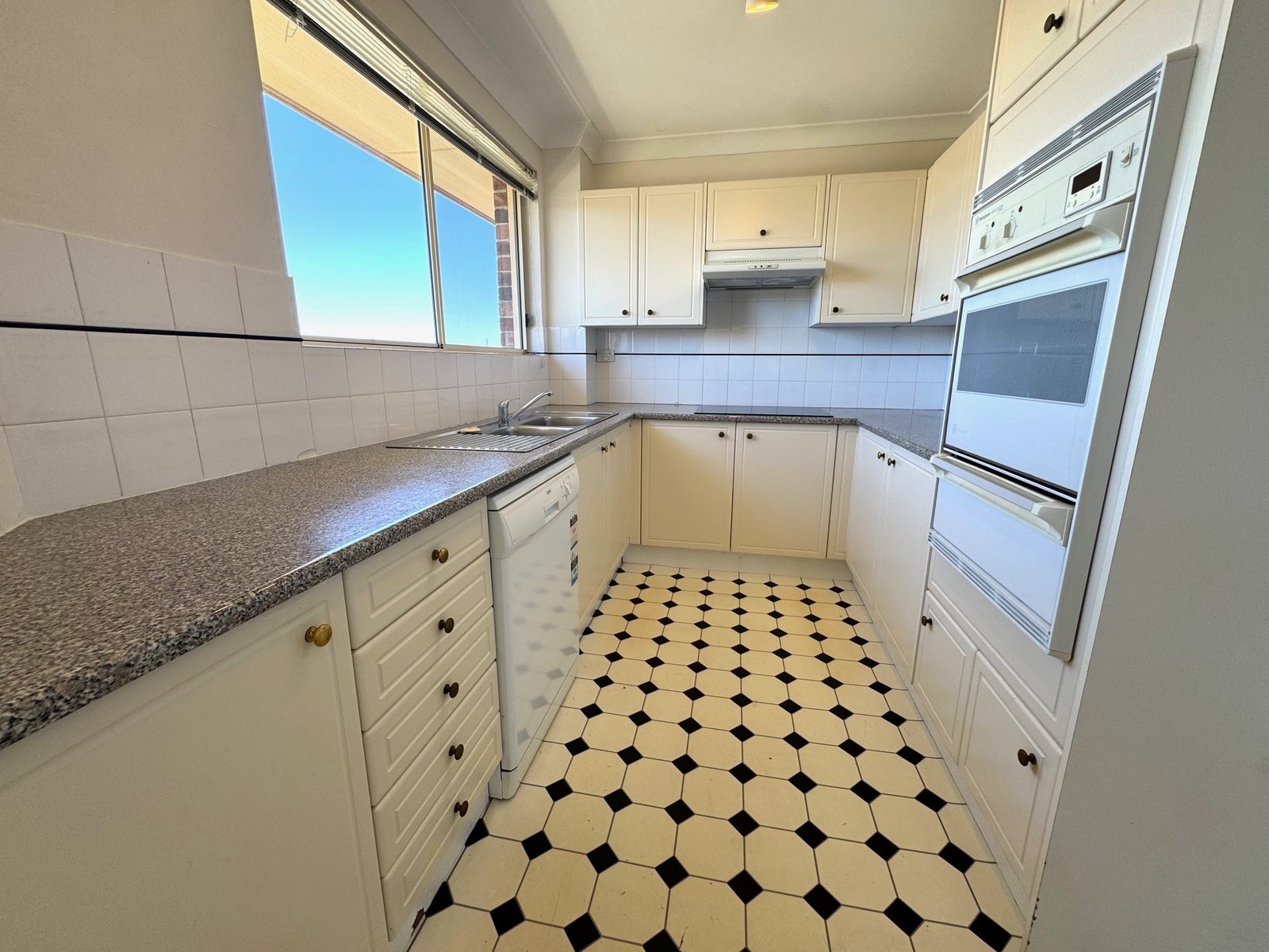 9/32 Solander Street MONTEREY 3