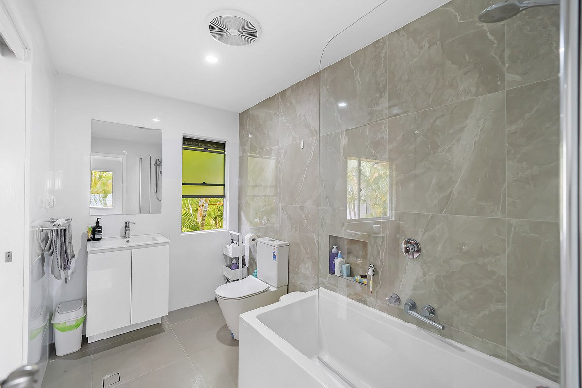 93/215 Cottesloe Drive Mermaid Waters 9