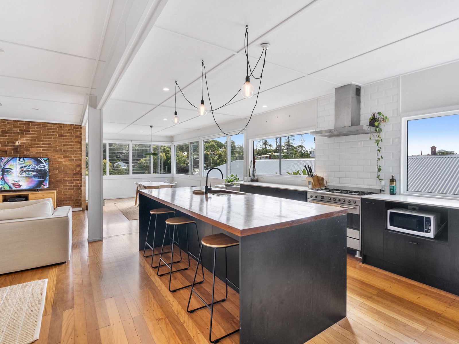 94 Dutton Street COOLANGATTA 3