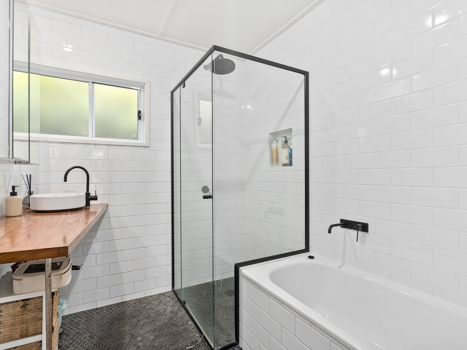 94 Dutton Street COOLANGATTA 9