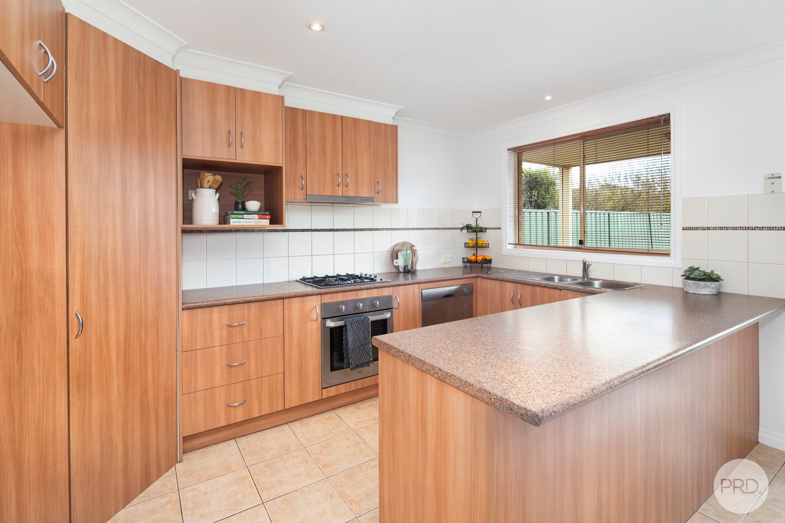 94 Stirling Drive LAKE GARDENS 10