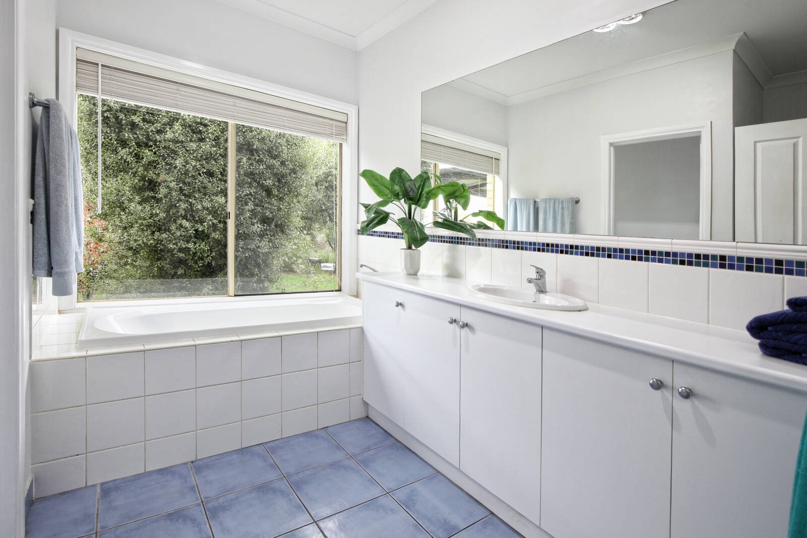 Real Estate and Property in 95 Muntzs Road, Woodend, VIC