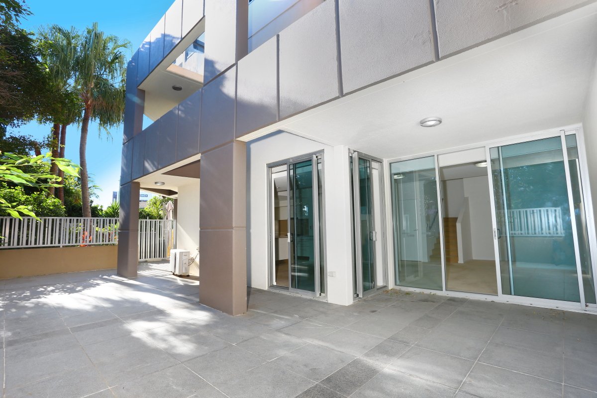 9/53 Darrambal Street CHEVRON ISLAND 2