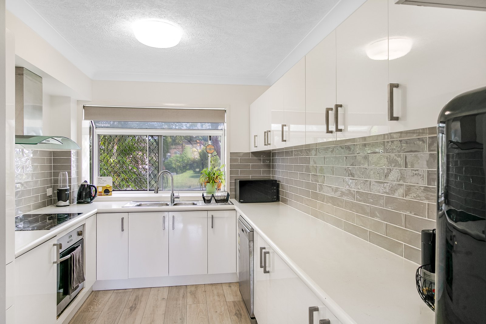 9/54 Dutton Street COOLANGATTA 4