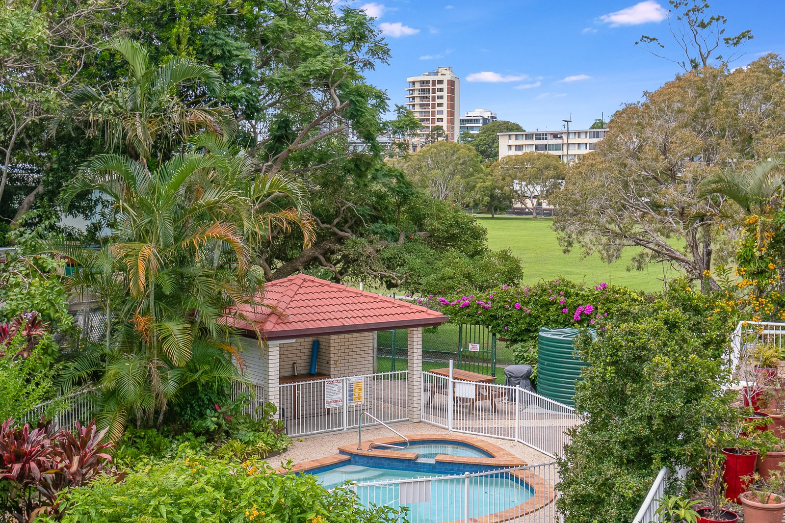 9/54 Dutton Street COOLANGATTA 9