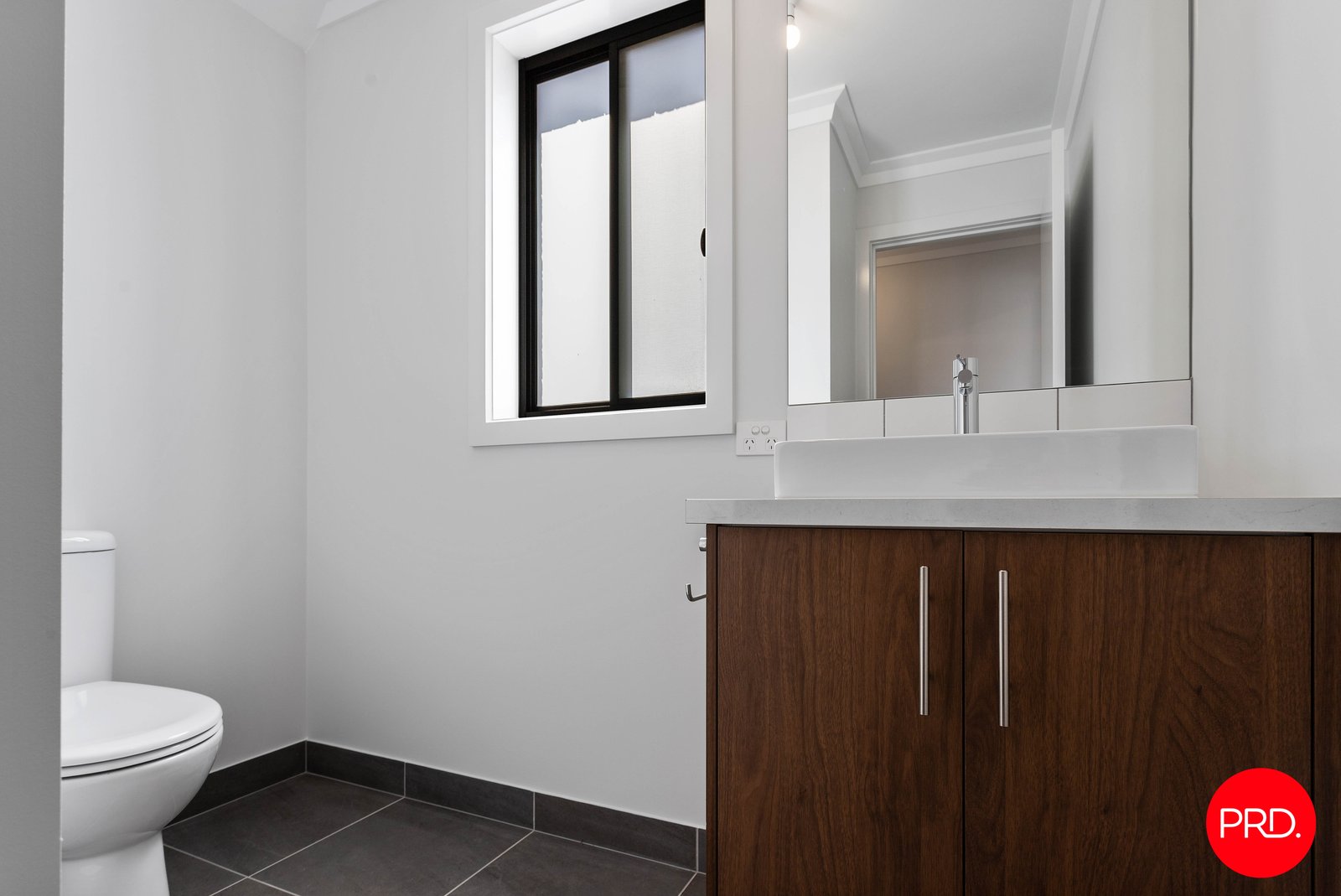 9/7 Rosemont Crescent KENNINGTON 10