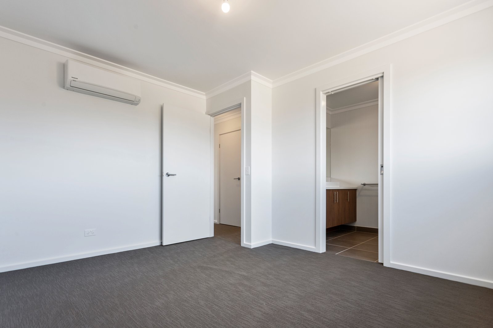 9/7 Rosemont Crescent KENNINGTON 8