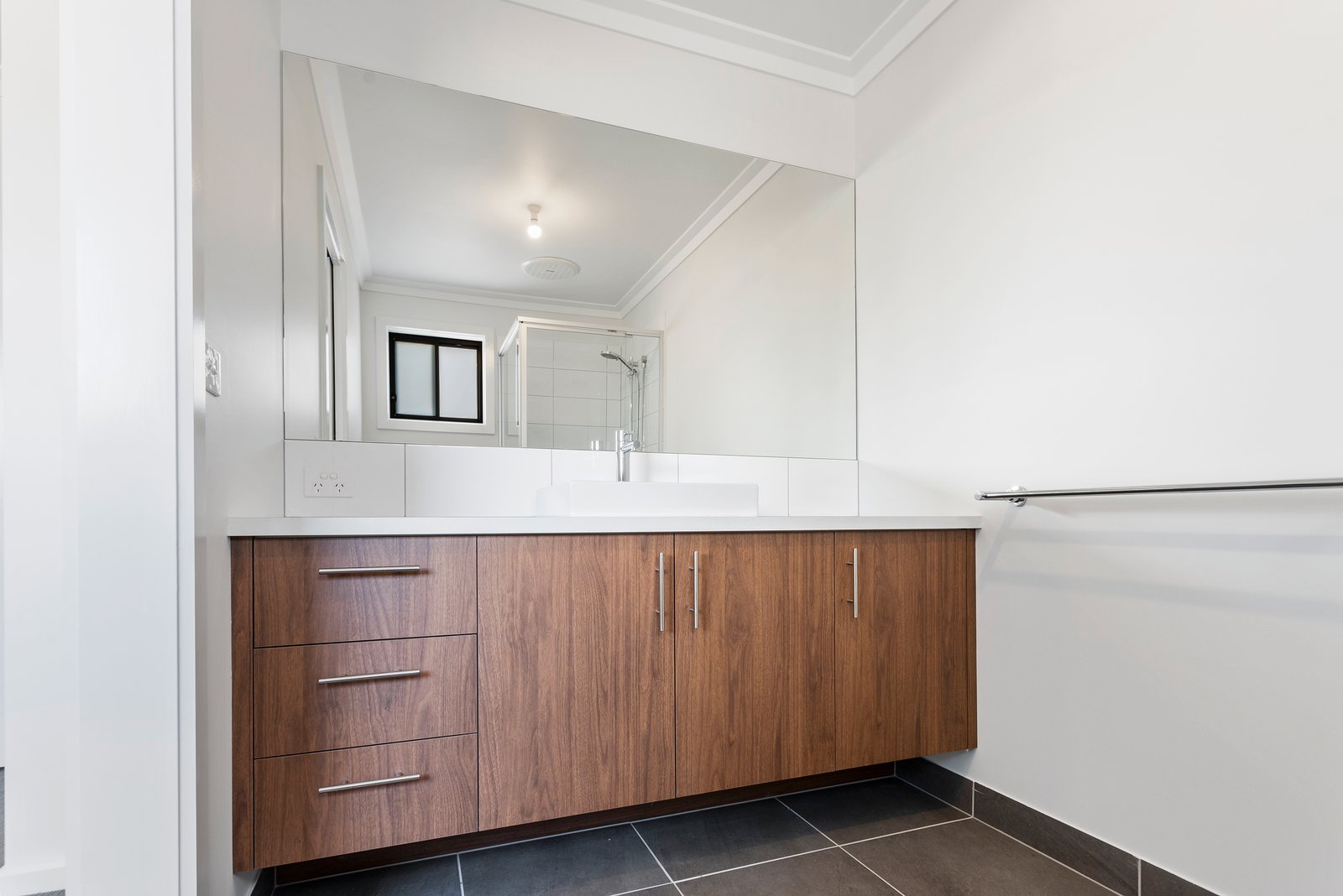 9/7 Rosemont Crescent KENNINGTON 9