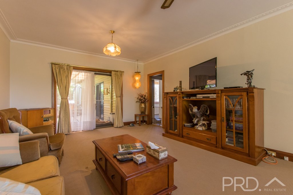 97 Russell Street TUMUT 11