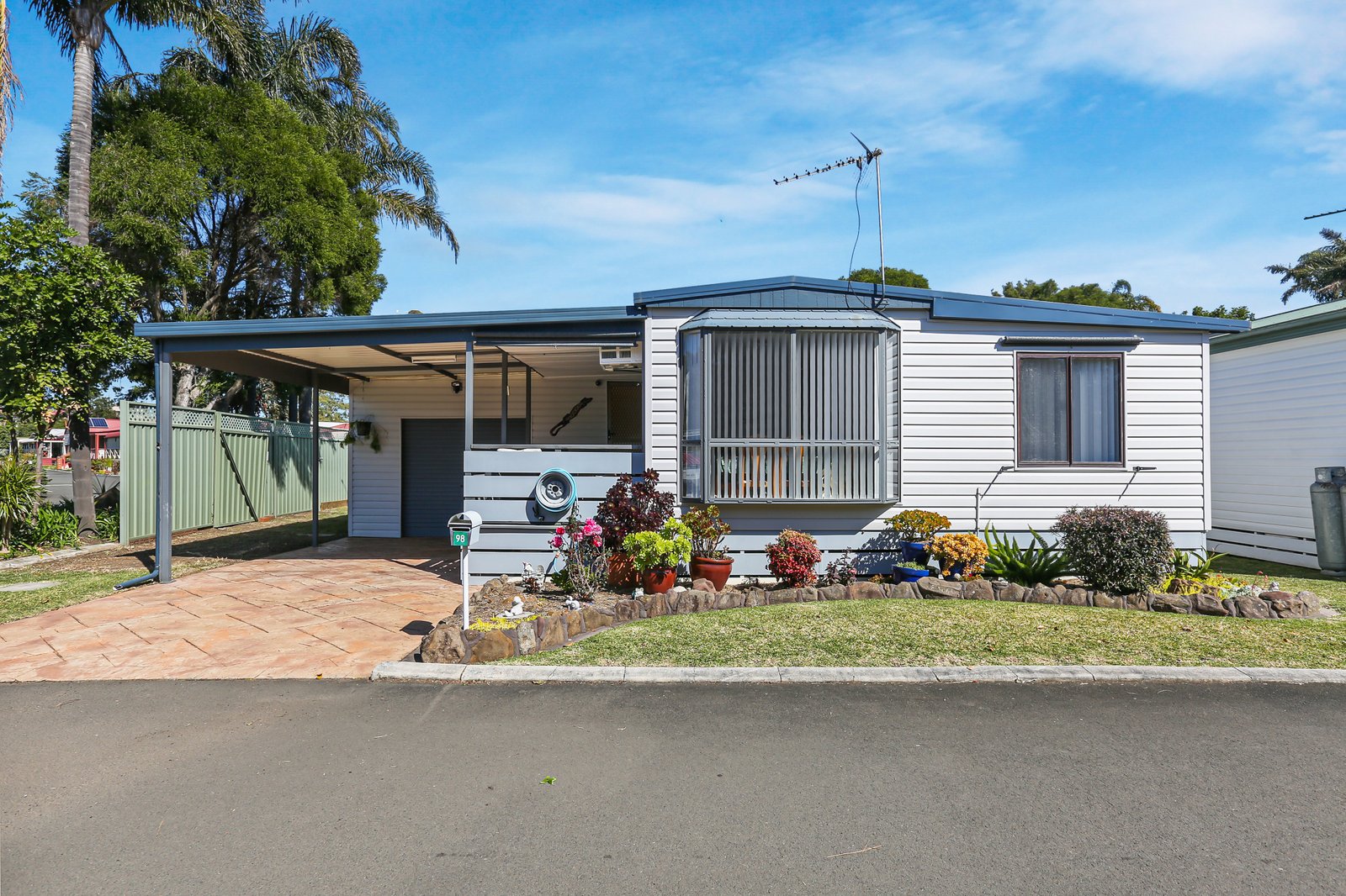 98 Lakeline Drive KANAHOOKA 2