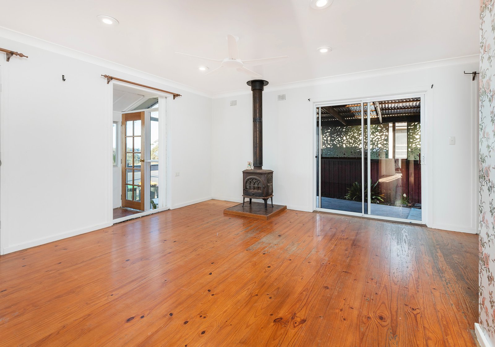 98 Lakeside Drive KANAHOOKA 2