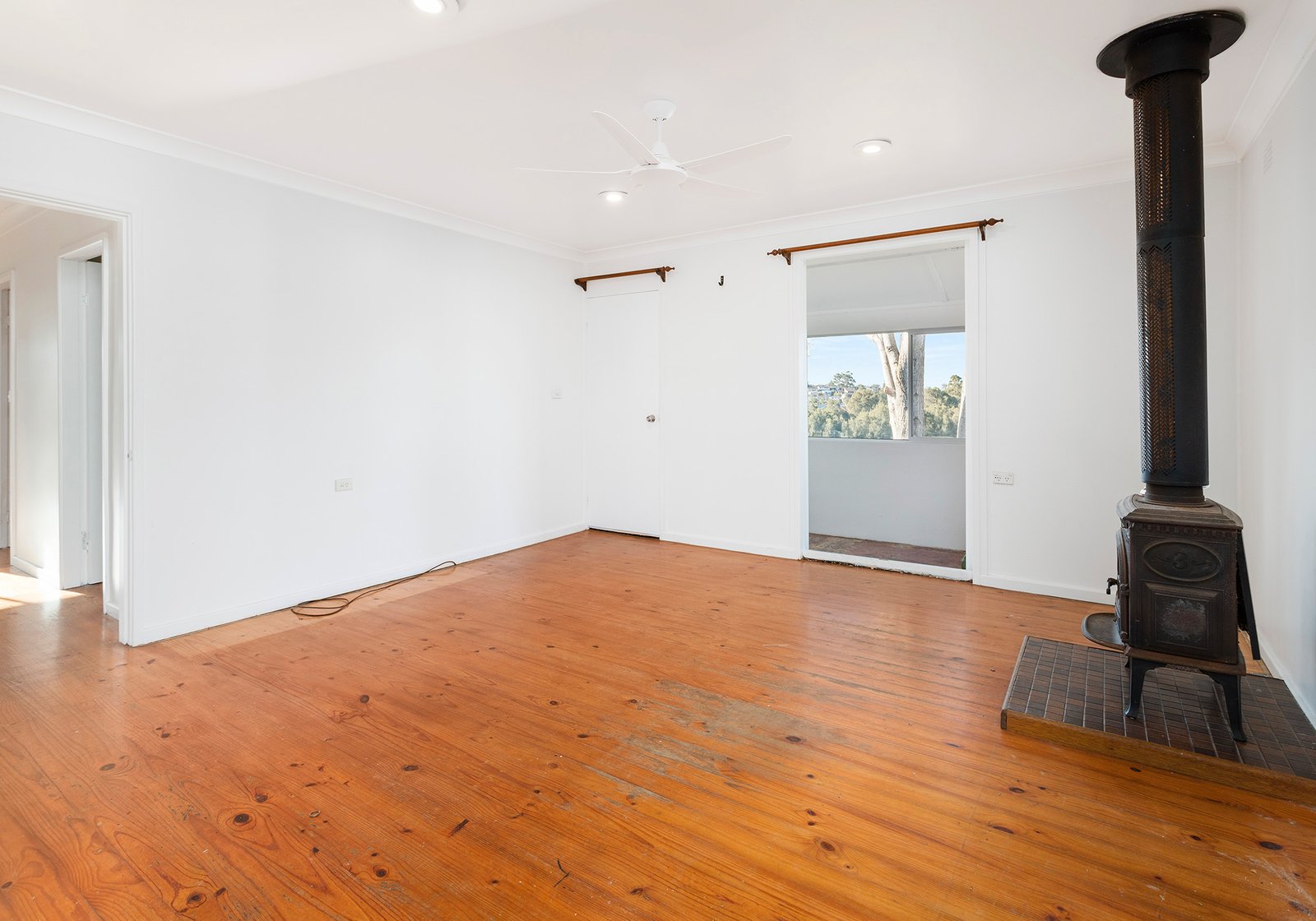 98 Lakeside Drive KANAHOOKA 3