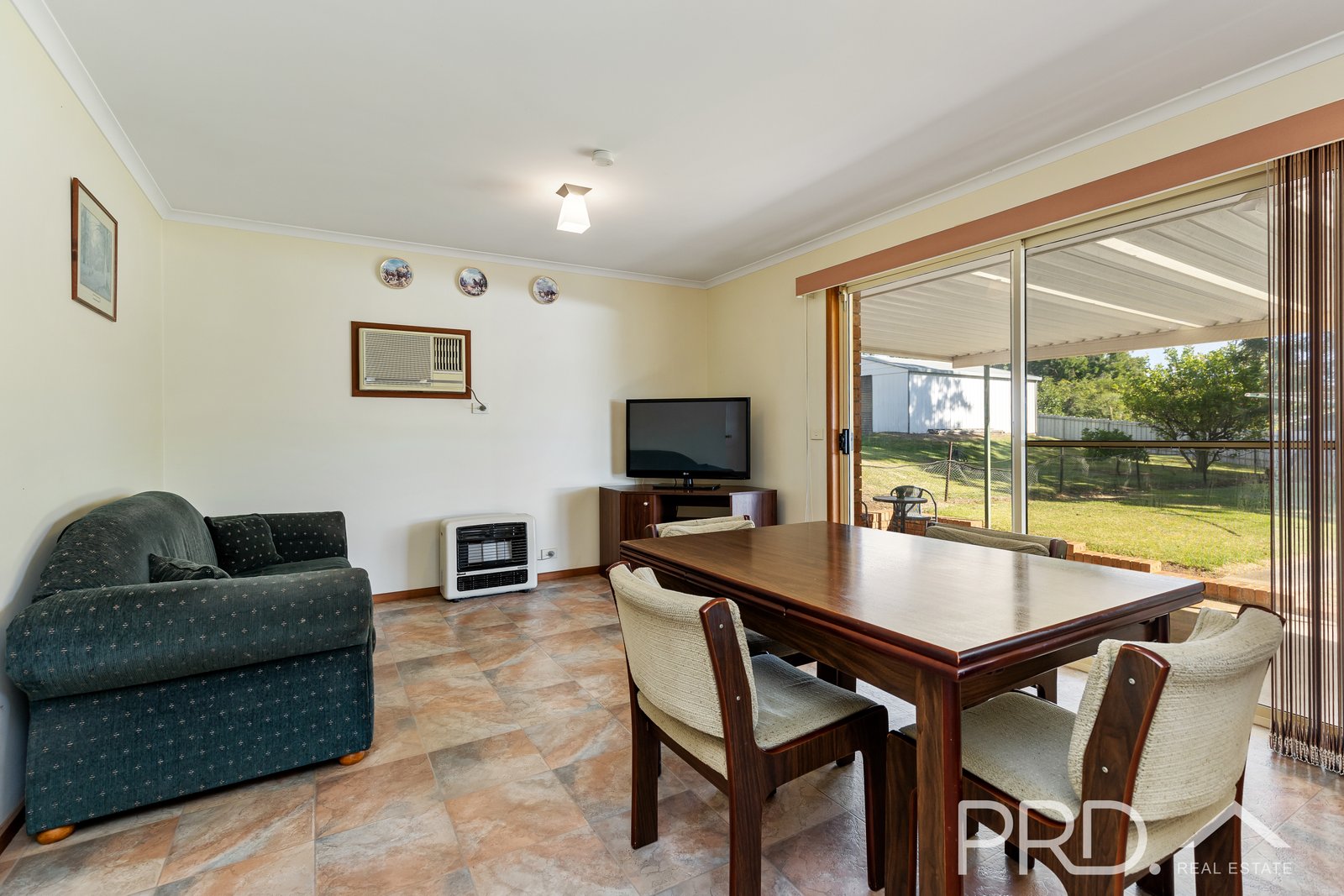 98 Lynch Street ADELONG 10