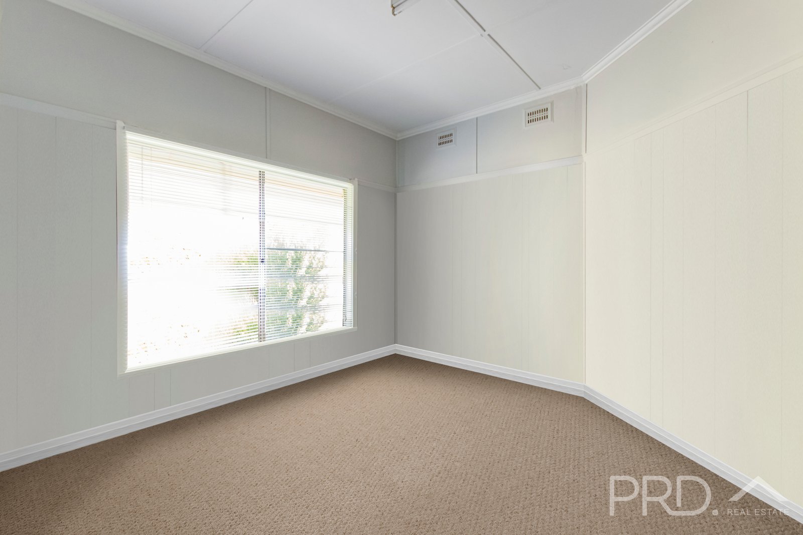 98 Russell Street TUMUT 6