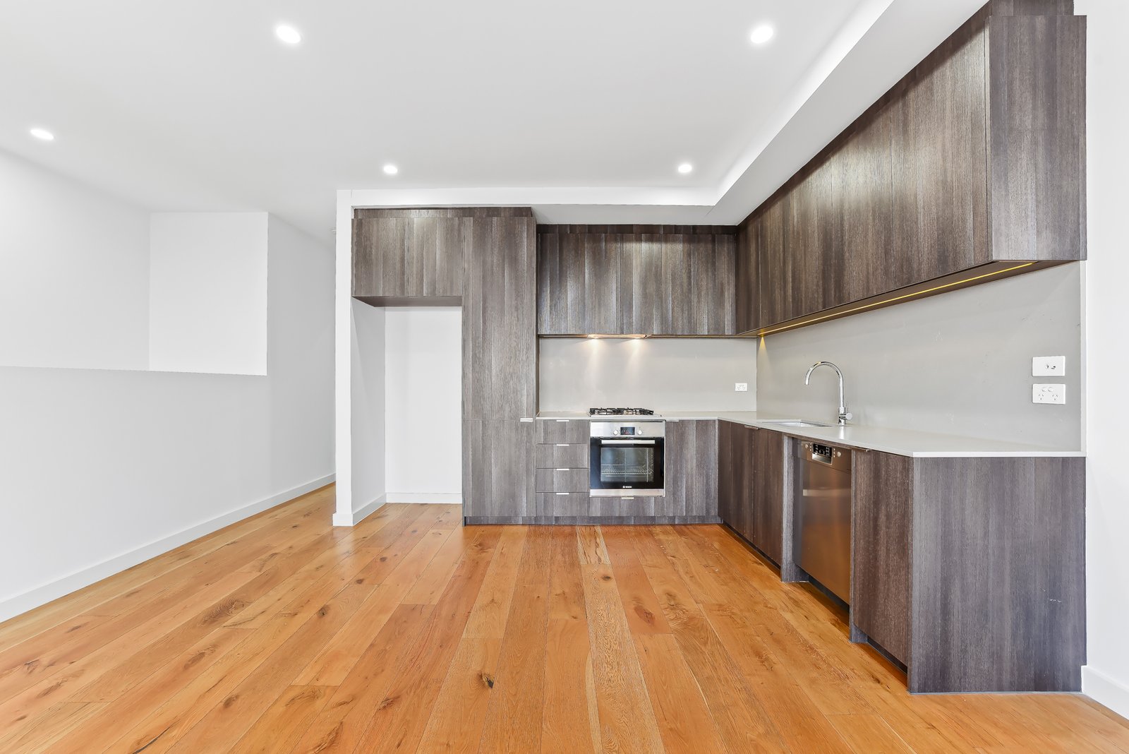 Gallery: 9/8 Salmon Street