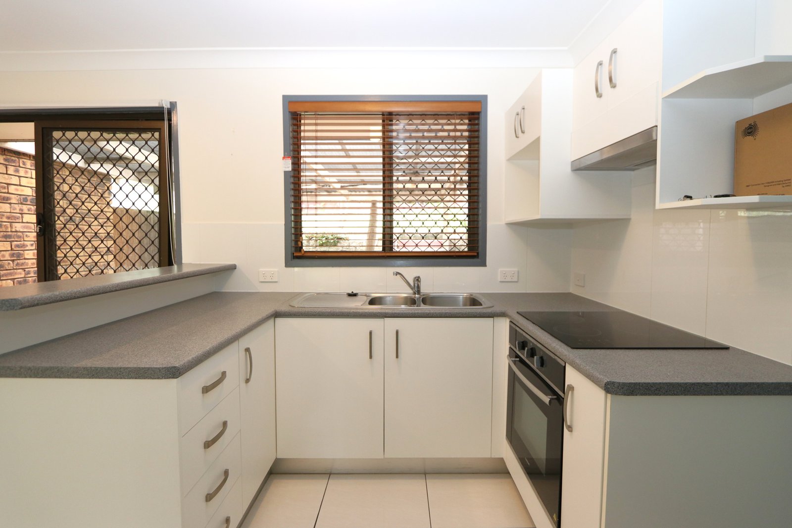 9/8 Sara Street ASHMORE 6