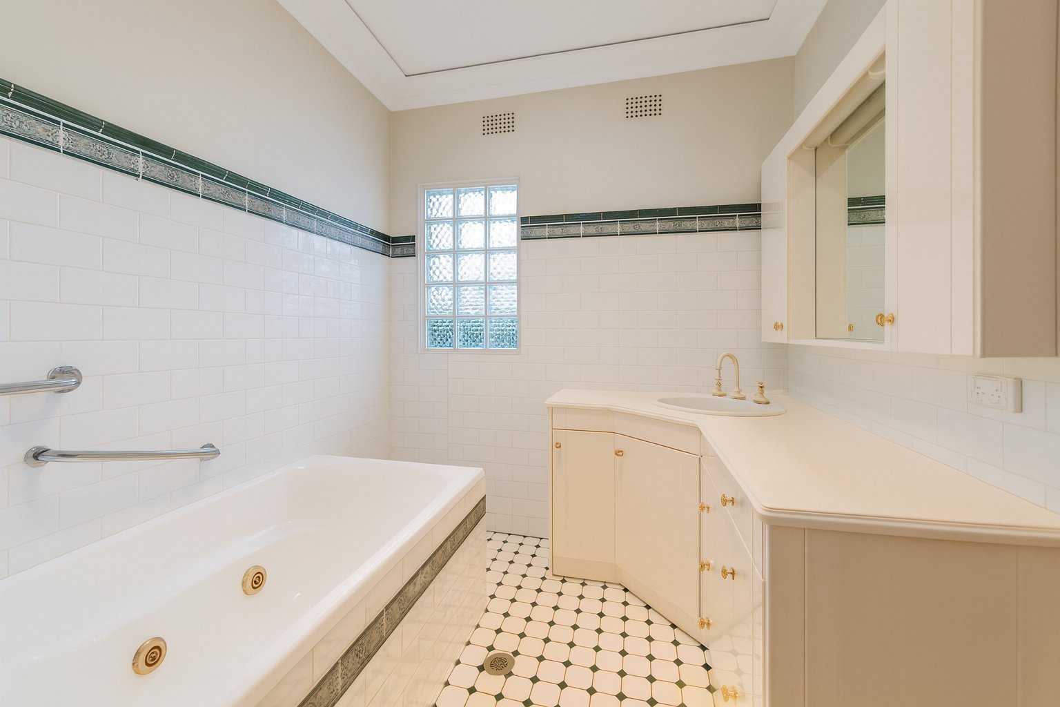 98 Webster Road LURNEA 8