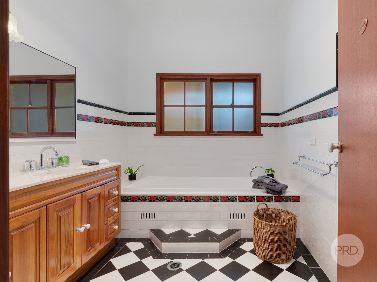 99 Sheredan Road CASTLEREAGH 13