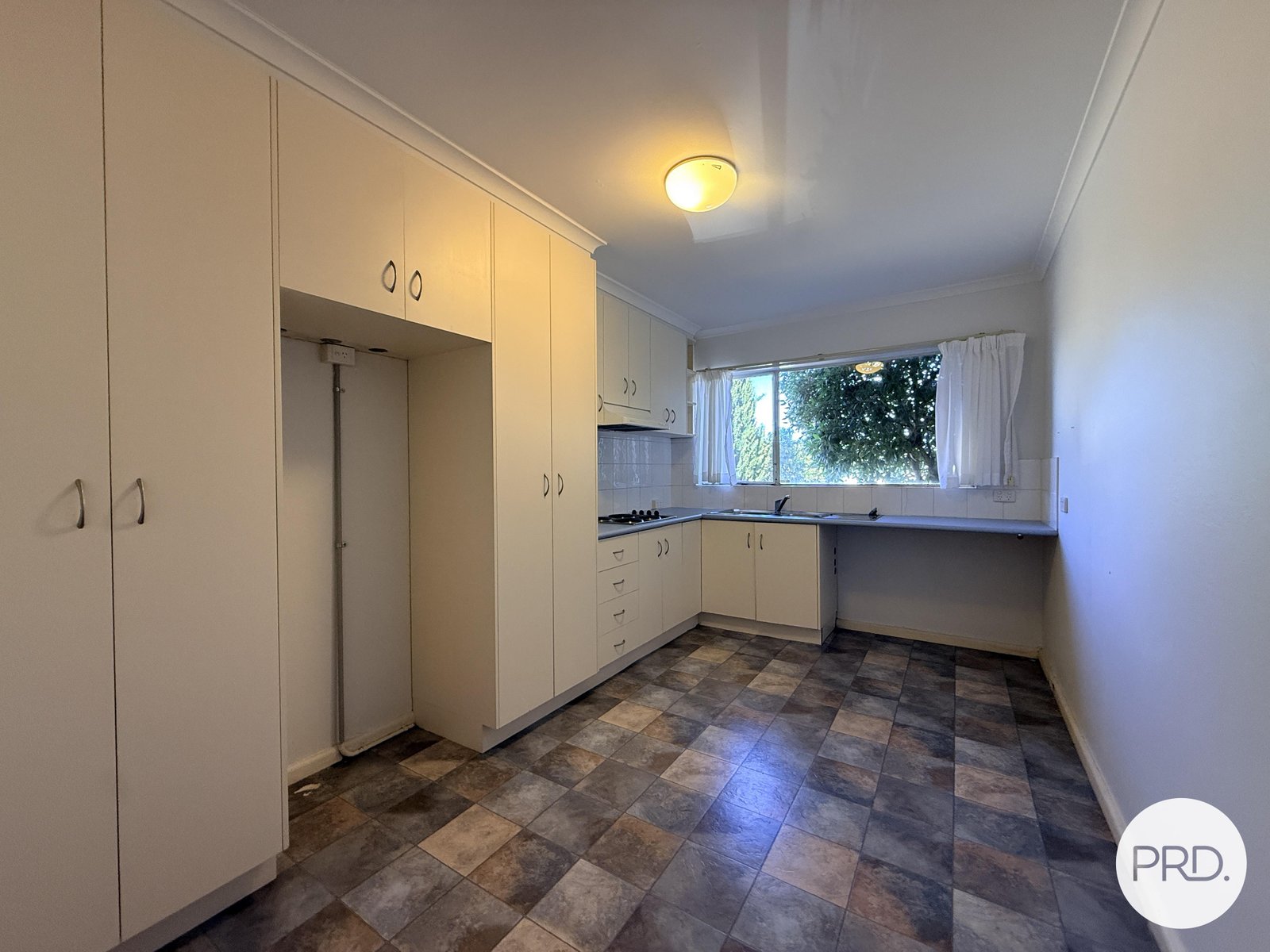 9A Barrow Place LYONS 3