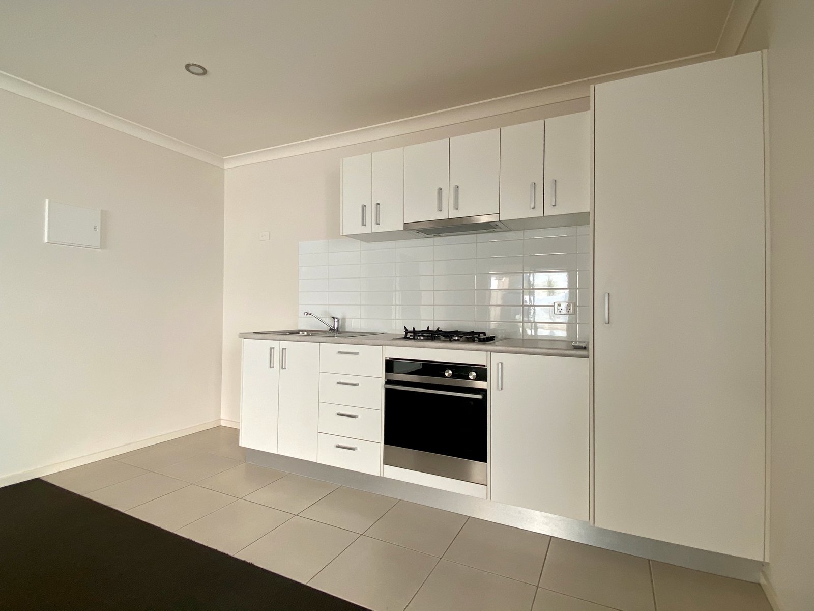 9B Royce Crescent LAVINGTON 3