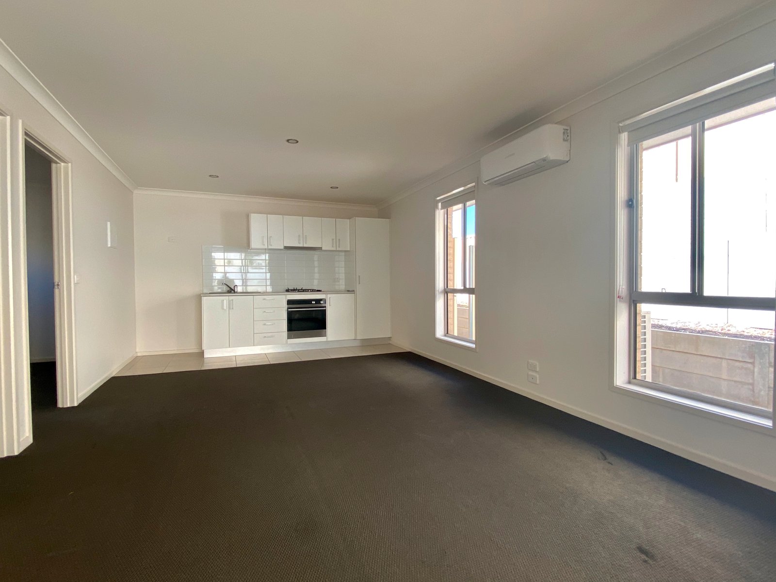 9B Royce Crescent LAVINGTON 4