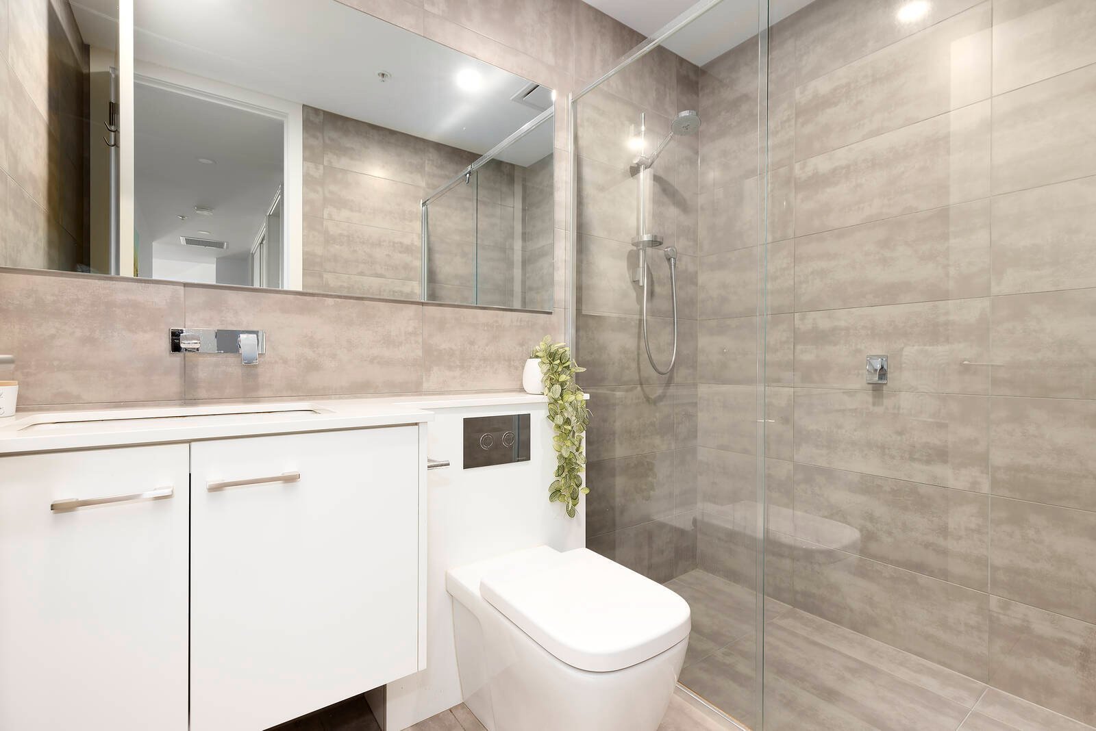 Real Estate and Property in APT 1/121 Riversdale Road, Hawthorn, VIC