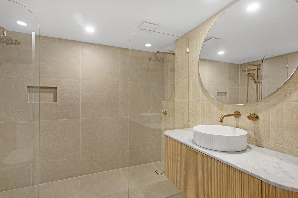 B20/1 Great Hall Drive Miami 5