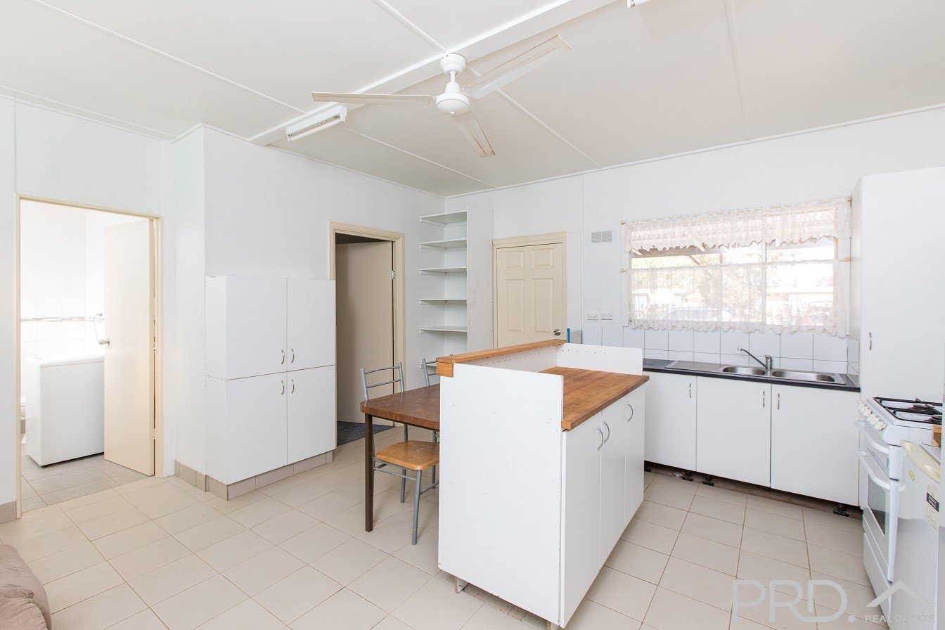 Cabin 13, 498 Sturt Highway (Sunraysia Holiday Park)  MILDURA 9