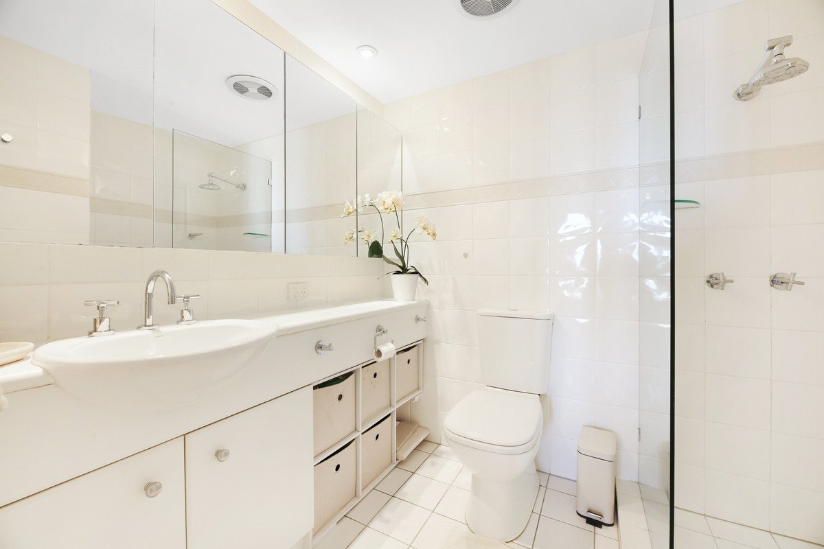 D21/1 Great Hall Drive Miami 16