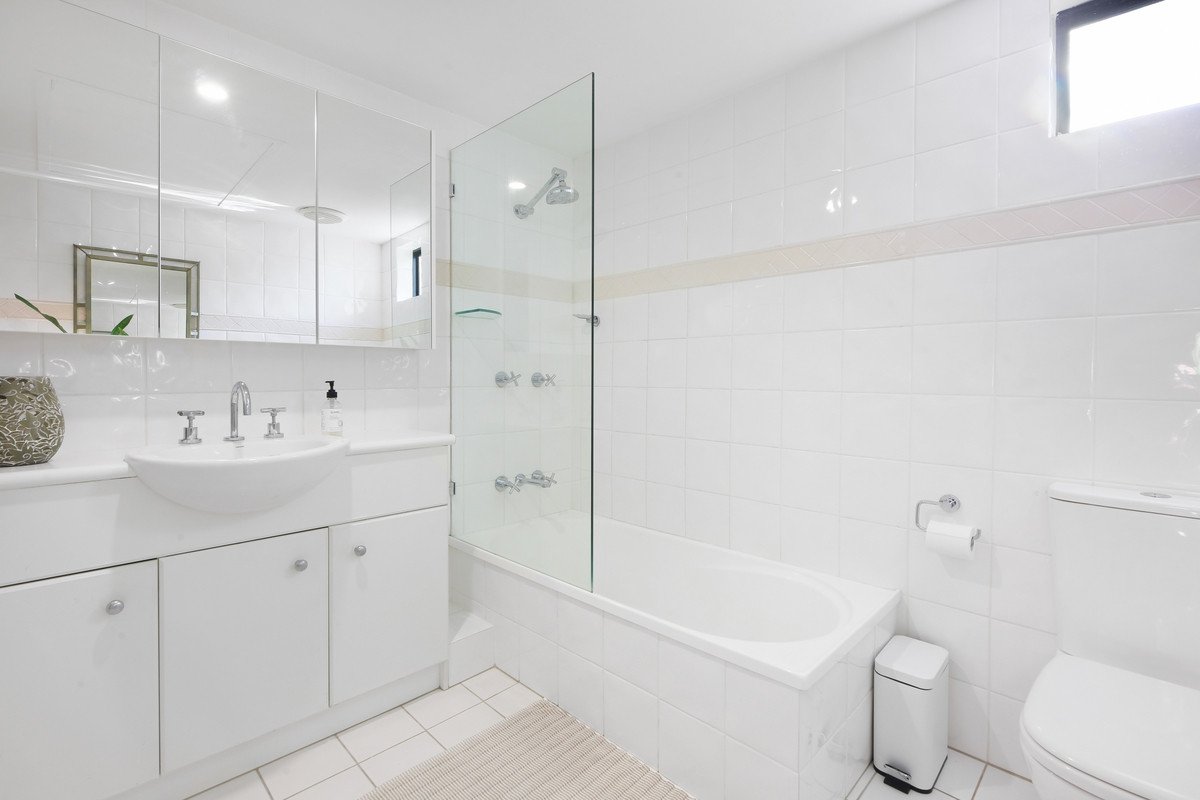 D21/1 Great Hall Drive Miami 19