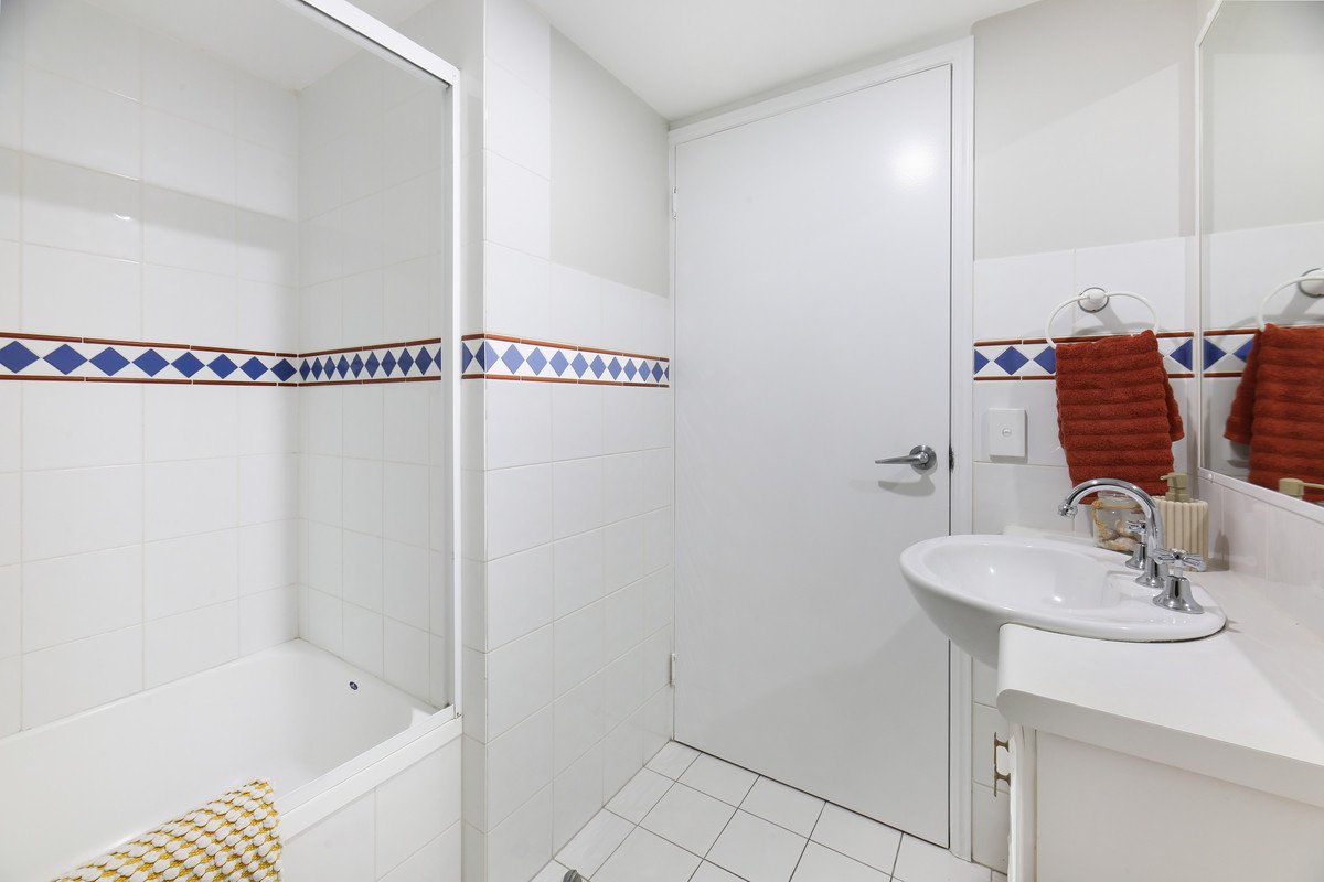 E11/1 Great Hall Drive Miami 14